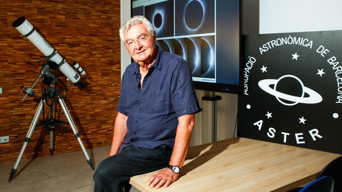 El astrofísico Josep Masalles, en la sede de la Agrupación Astronómica de Barcelona (Aster)