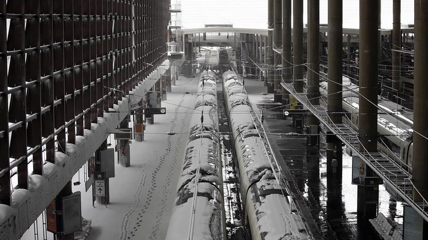 Trenes paralizados en la estación de Atocha de Madrid este sábado.