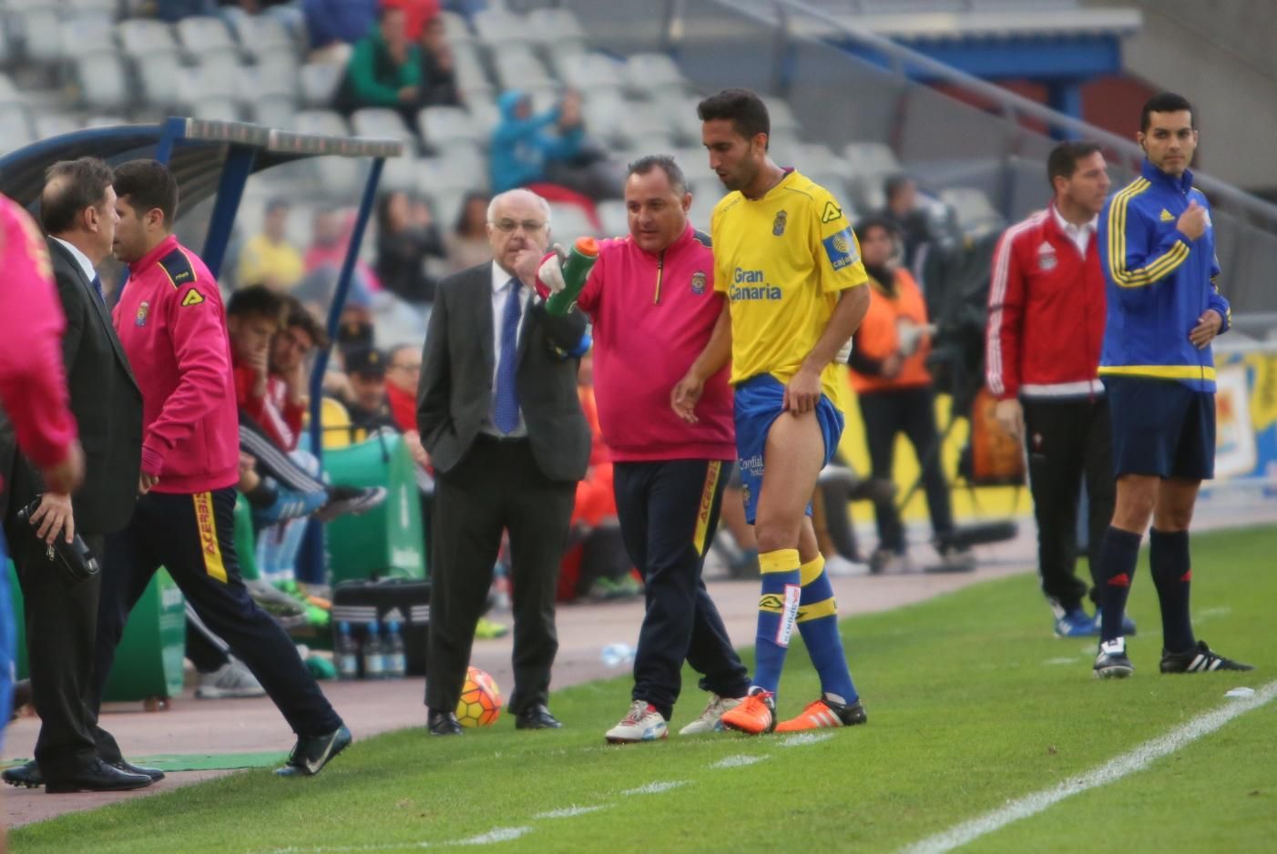 El jugador de la UD Las Palmas, Ángel Montoro, se retira lesionado durante el partido ante el Celta de Vigo en el Estadio de Gran Canaria. (Alejandro Ramos).