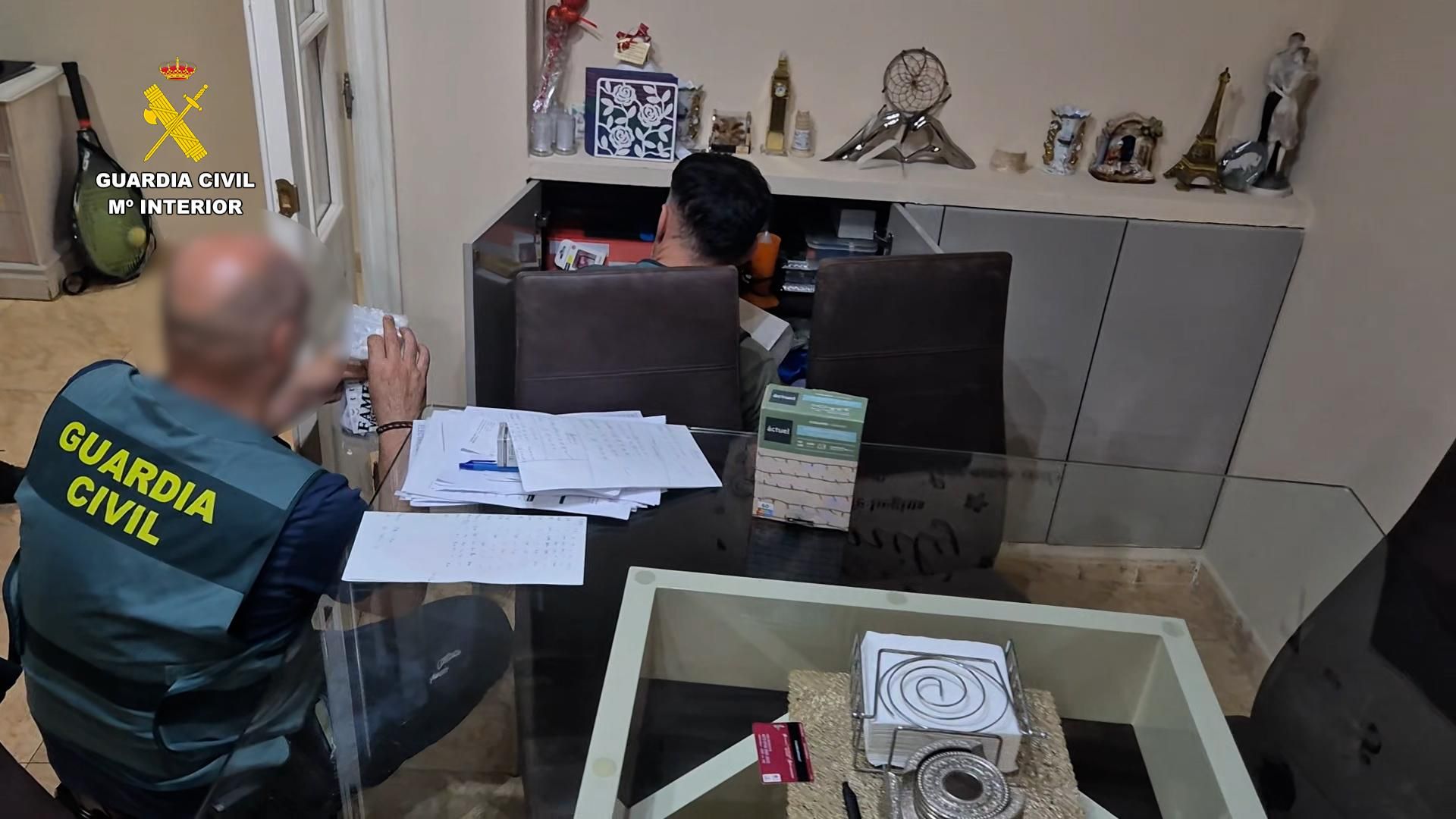 Agentes de la Guardia Civil durante la investigación. GUARDIA CIVIL