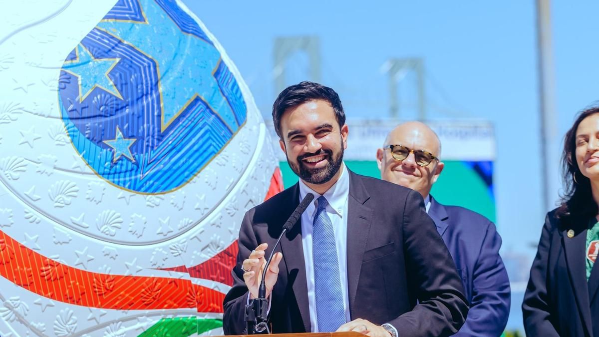 La FIFA permitirá que los asistentes al Mundial lleven agua después de las críticas de Mamdani, alcaldes y aficionados