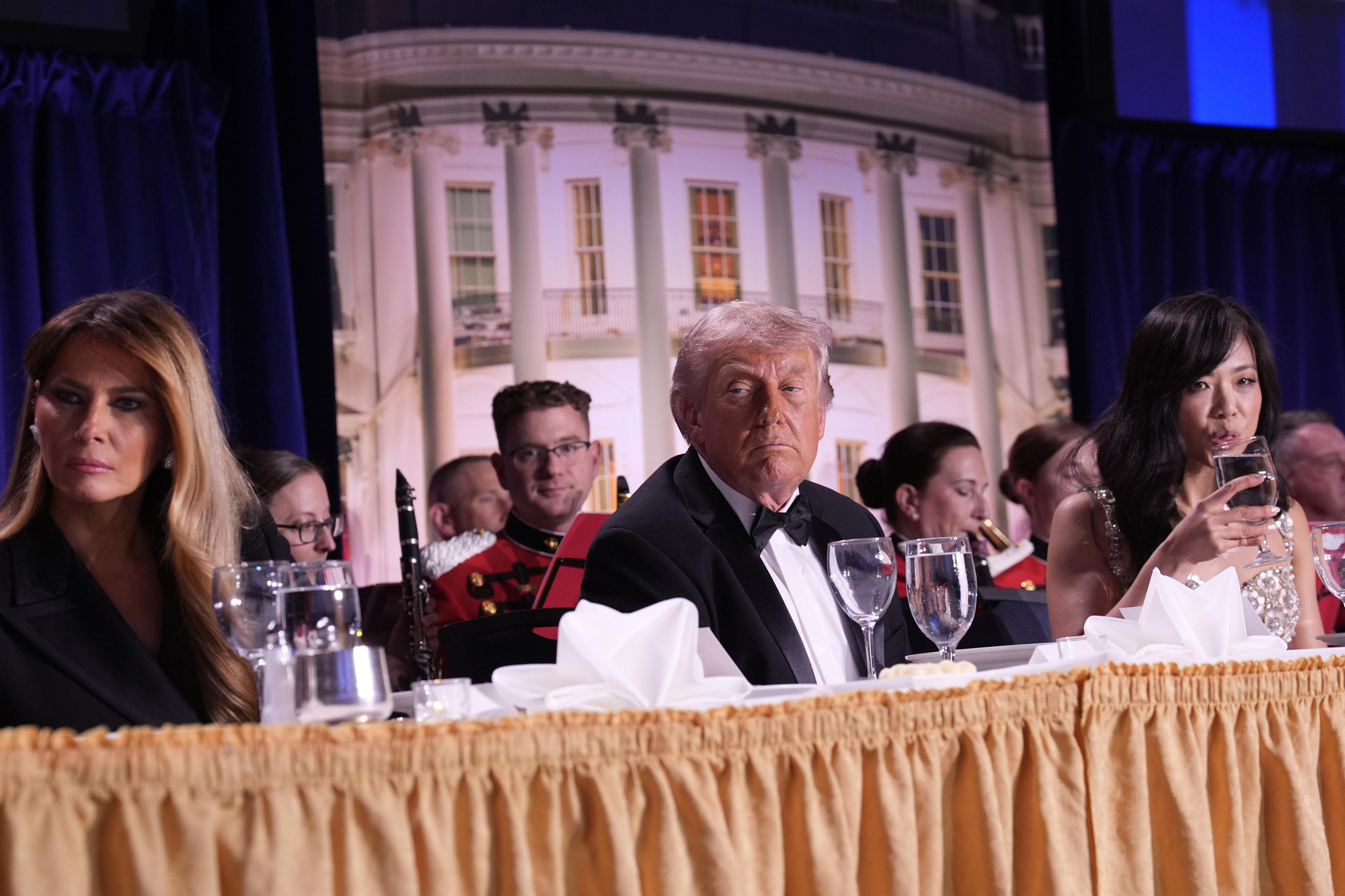 El presidente de Estados Unidos, Donald Trump (C), y la primera dama, Melania Trump (I), en la cena de la Asociación de Corresponsales de la Casa Blanca, antes del atentado