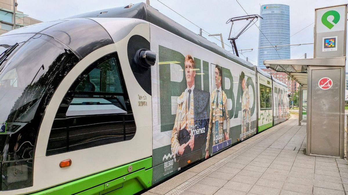 El tranvía de Bilbao con imágenes de los toreros que participarán en la feria de este año.