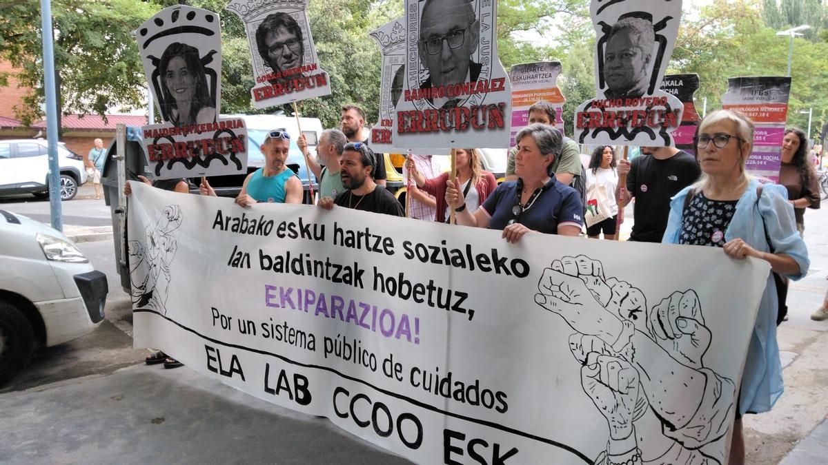Los trabajadores del sector social aprovechan la reapertura de un centro en Vitoria para exigir nuevo convenio
