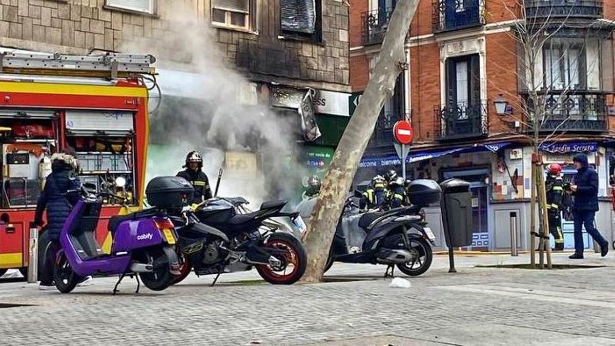 Bomberos del Ayuntamiento de Madrid apagando el fuego