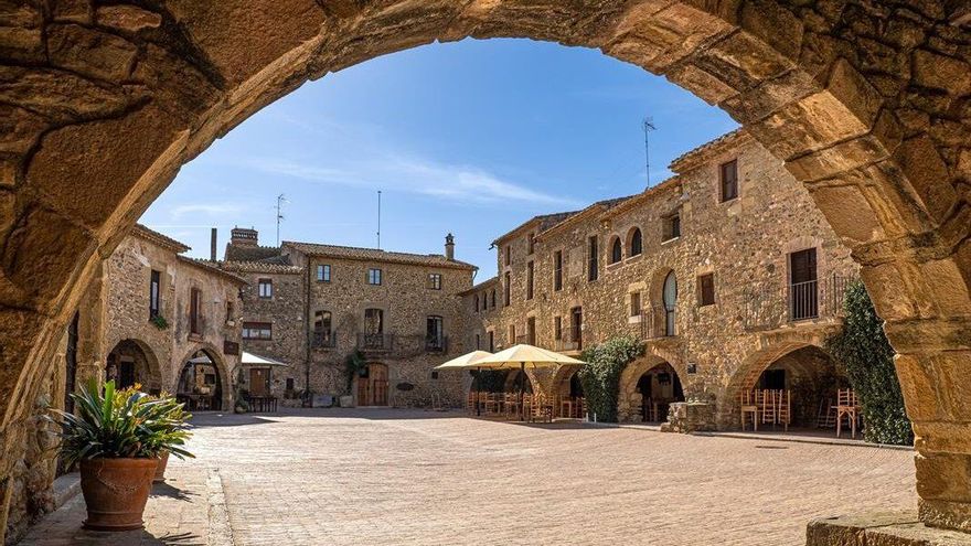 En este pequeño pueblo medieval del Empordà no dejarás de ver calles empedradas, arcos, enredaderas y arcadas de piedra