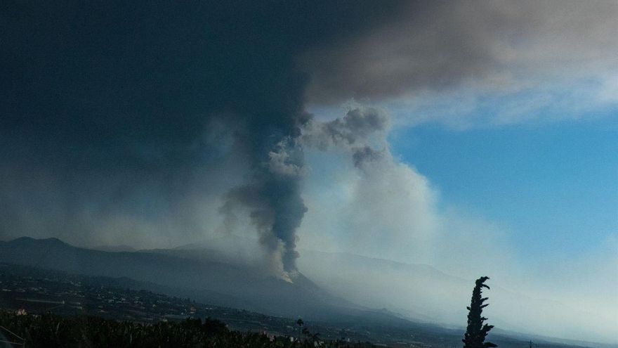Enorme nube de cenizas volcánicas que cubría el cielo en La Palma el pasado 1 de noviembre