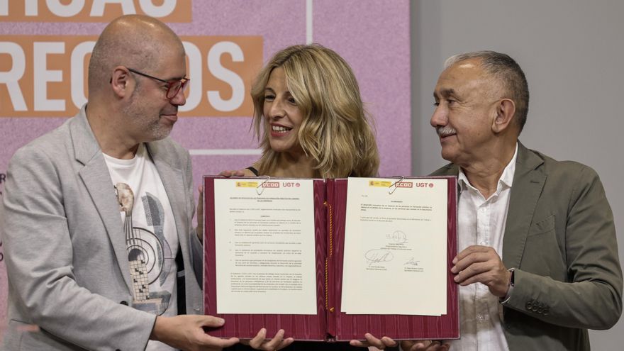 La vicepresidenta segunda y ministra de Trabajo y Economía Social, Yolanda Díaz, posa junto a los secretarios generales de CCOO, Unai Sordo (i), y de UGT, Pepe Álvarez, tras firmar el acuerdo para el estatuto de las personas en formación práctica no laboral en las empresas, el denominado estatuto de los becarios, este jueves en Madrid. EFE/ Sergio Pérez