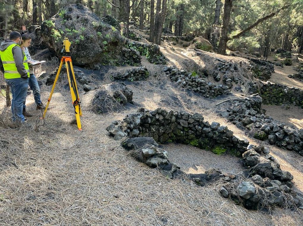 La arquitecta que prepara el proyecto que se presentará al Ministerio de Cultura, junto al ingeniero topógrafo, el pasado martes en el yacimiento