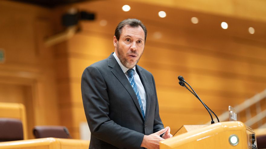 Archivo - El ministro de Transportes y Movilidad Sostenible, Óscar Puente, interviene durante una sesión plenaria del Senado, a 12 de diciembre de 2023, en Madrid (España).