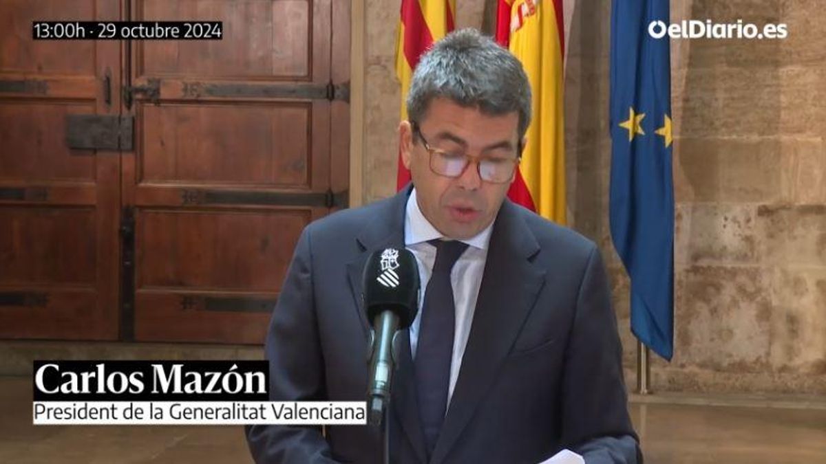 Momento en el que Carlos Mazón lee el informe en el que asegura que el temporal remitirá a las 18 horas.