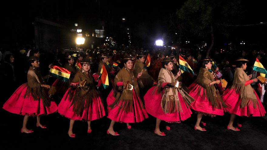 Cientos de bailarines y músicos exhiben el origen boliviano de la danza de la morenada
