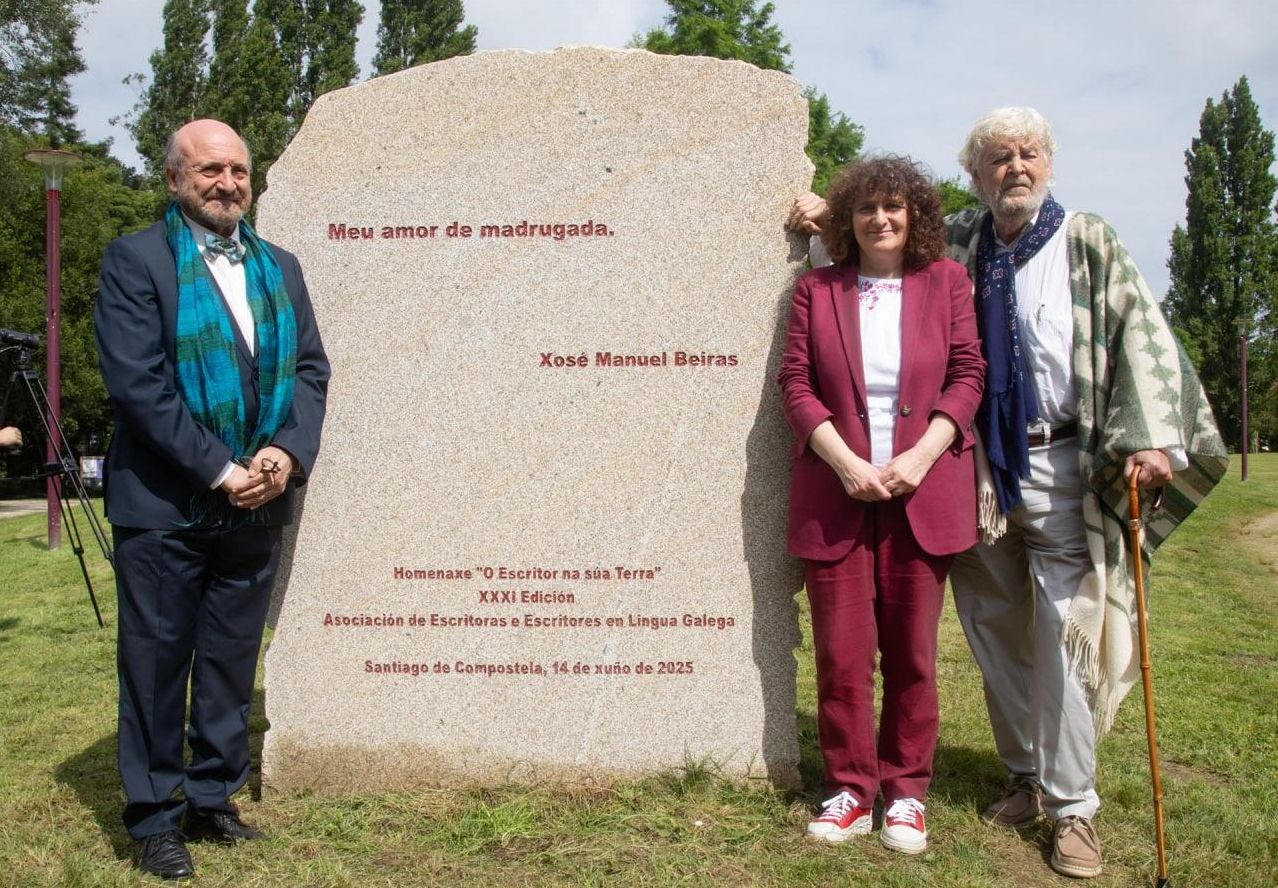 Beiras (izquierda), con la alcaldesa de Santiago, Goretti Sanmartín, y el presidente de la Asociación de Escritores en Lingua Galega, Cesáreo Sánchez, en junio de 2025