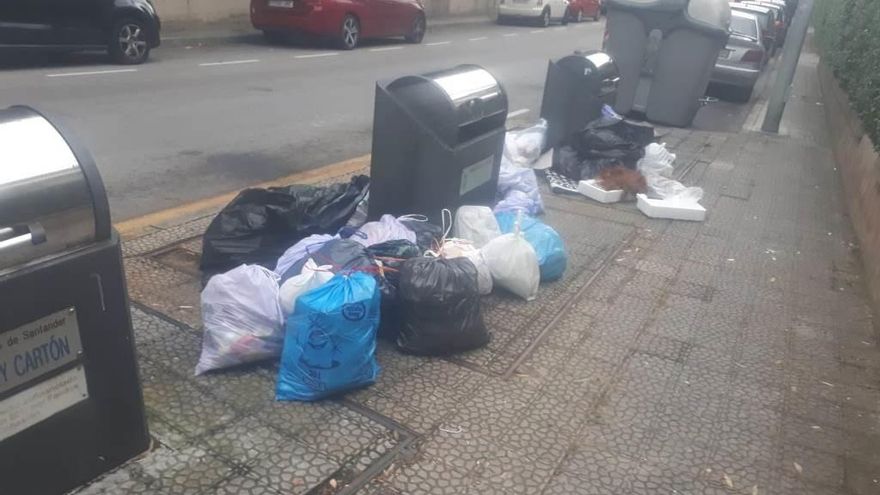 Basura junto a contenedores soterrados.