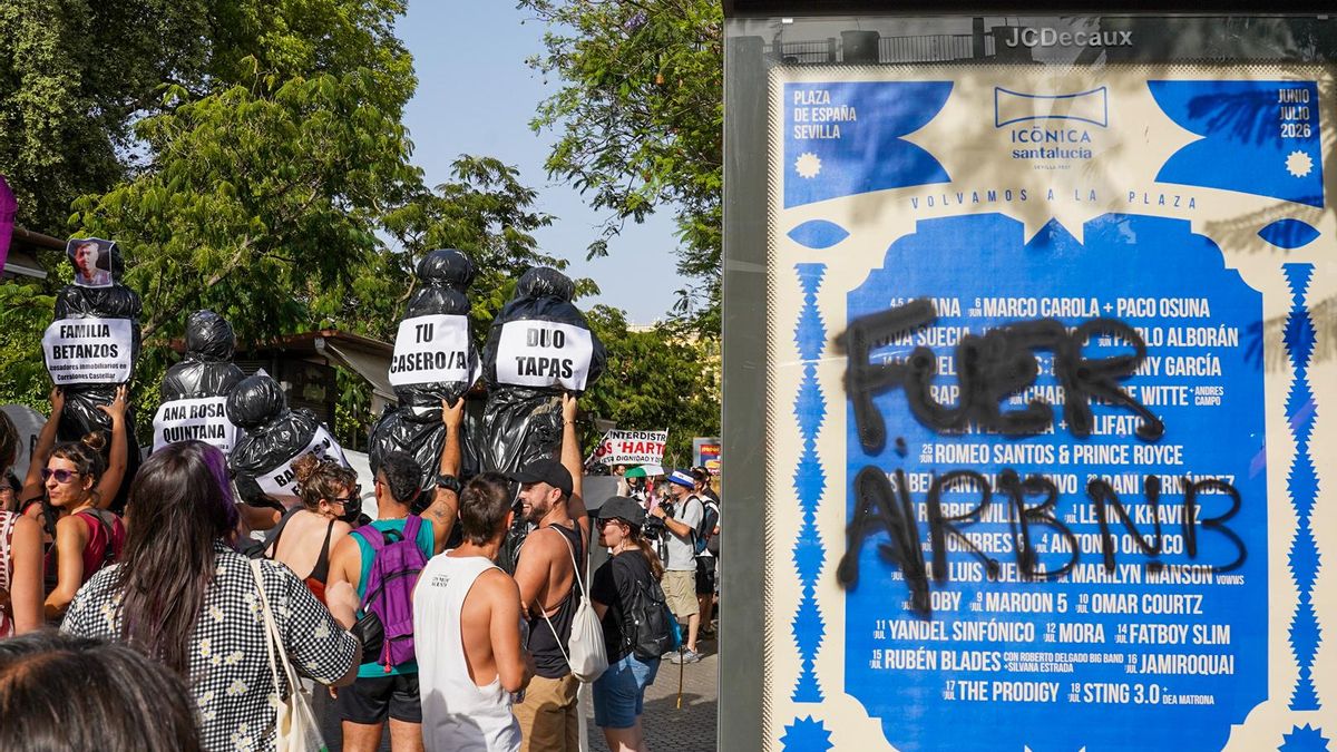 Pintada contra Airbnb en una valla publicitaria.