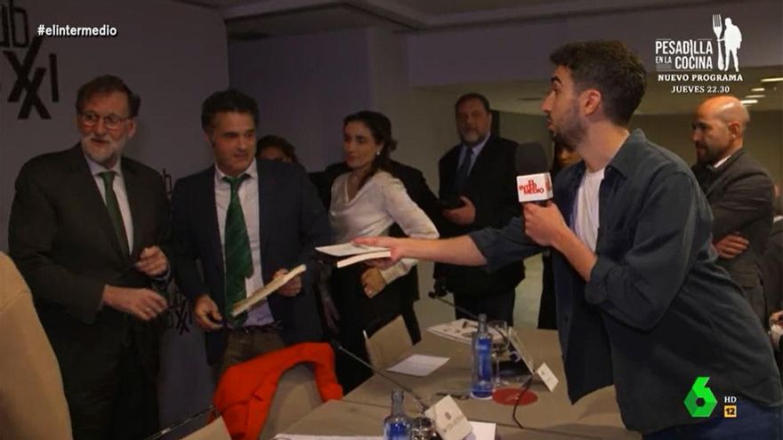 La doble 'cobra' de Rajoy a un reportero de 'El Intermedio': "Siento que estoy cerca del poder, pero me da la espalda"