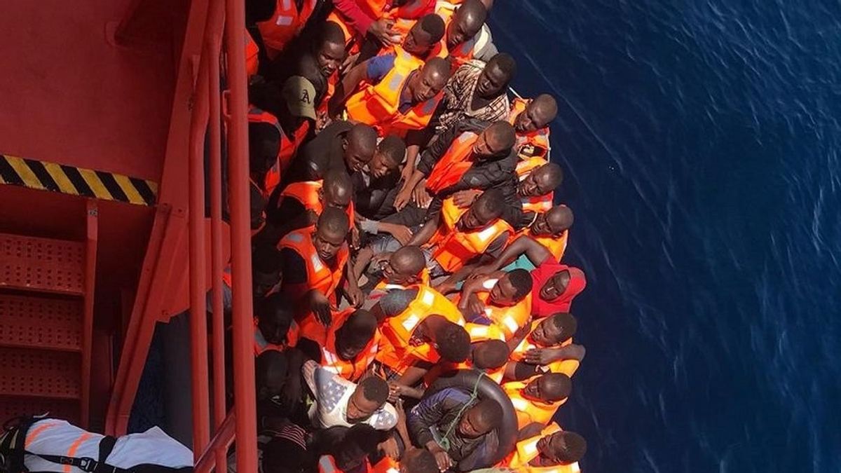 Trasladan a puerto a 56 personas rescatadas de una patera semihundida en el mar de Alborán
