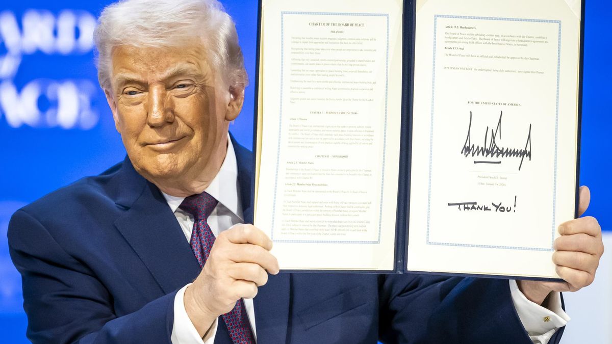 Donald Trump muestra el acta constitutiva de la Junta de Paz, en Davos.