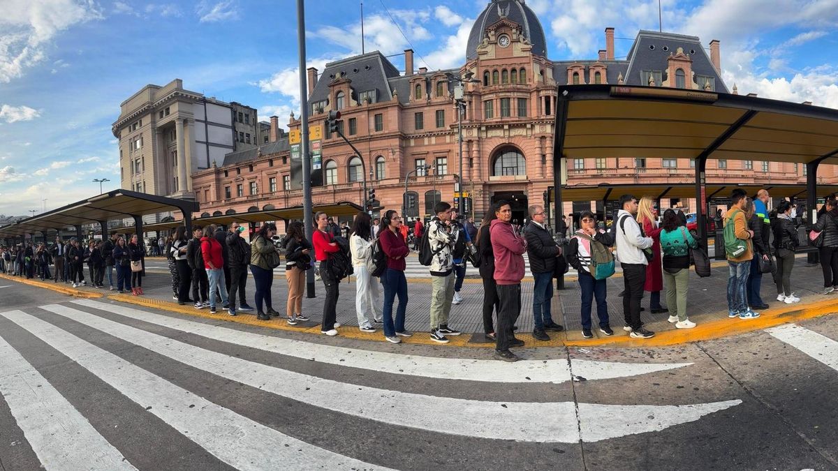 Se frenó el paro de colectivos en el AMBA pero persiste la tensión por el pago del aguinaldo