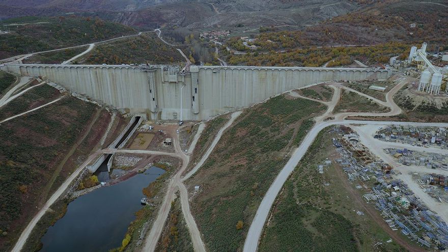 La presa de Castrovido durante su construcción