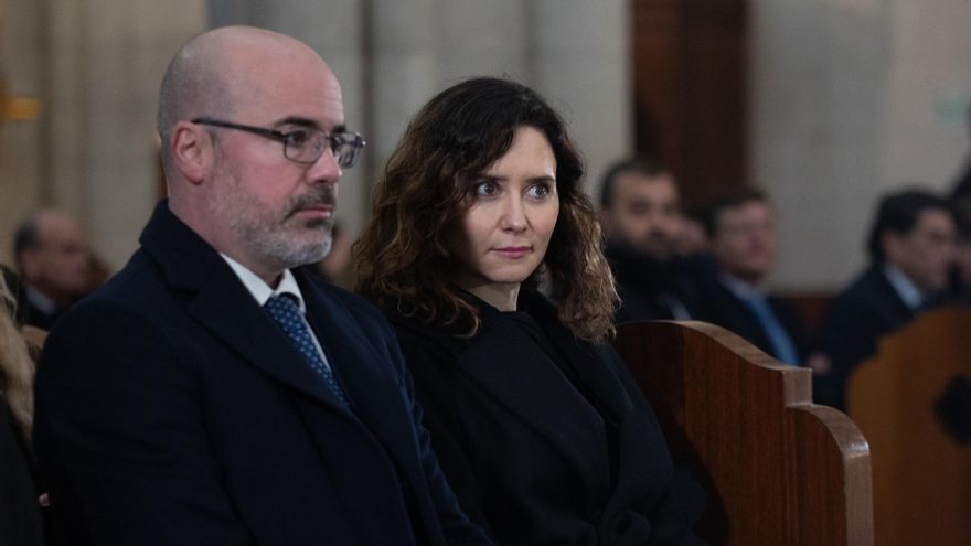 El delegado del Gobierno en la Comunidad de Madrid, Francisco Martín, y la presidenta de la Comunidad de Madrid, Isabel Díaz Ayuso, durante el funeral por el vigésimo aniversario del 11-M, en la Catedral de la Almudena, a 11 de marzo de 2024, en Madrid (E