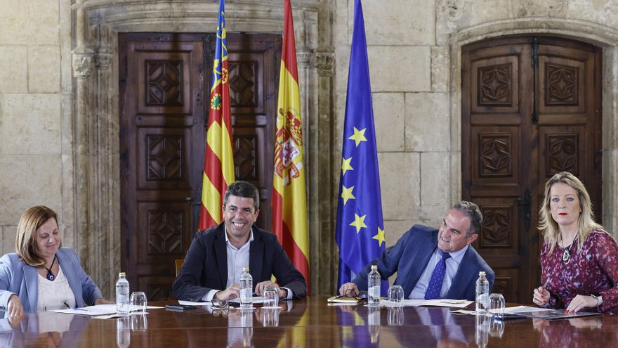 (I-D) Reme Mazzolari de la Federación Valenciana de Municipios y Provincias, el president de la Generalitat valenciana, Carlos Mazón, el vicepresidente segundo y conseller para la Recuperación Económica y Social de la Generalitat Valenciana, Francisco Jos