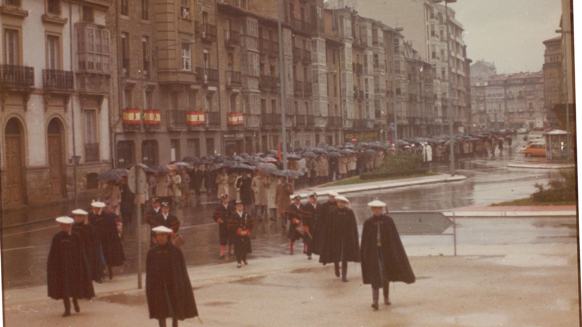 Procesión hasta la catedral de Vitoria, antes del funeral por Franco