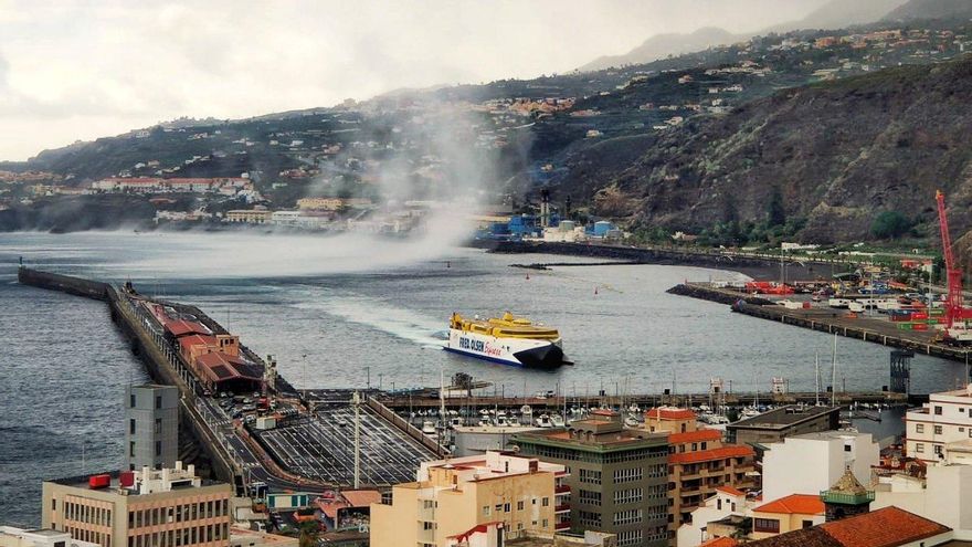 Imagen del temporal de este martes en el entorno del Puerto de Santa Cruz de La Palma.