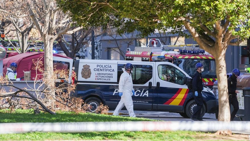5778739 vehiculo agentes policia cientifica dirigen entrar edificio incendio ayer