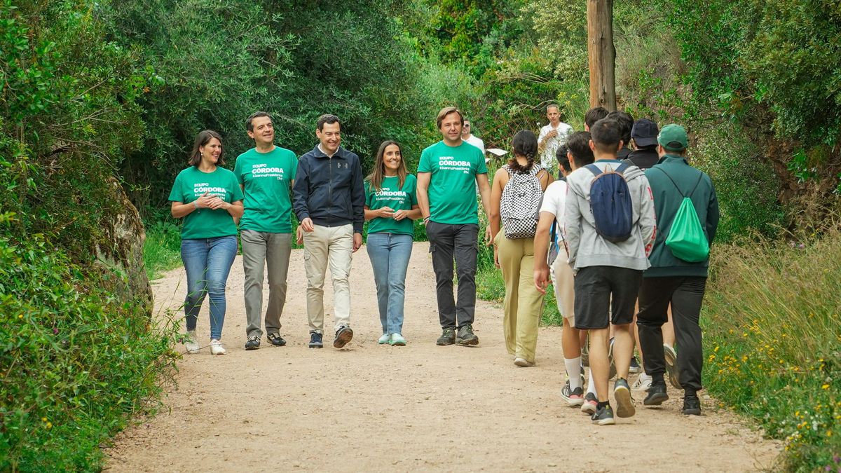Juanma Moreno recorre el sendero de la fase 3 del Cinturón Verde de Córdoba junto a representantes del PP andaluz