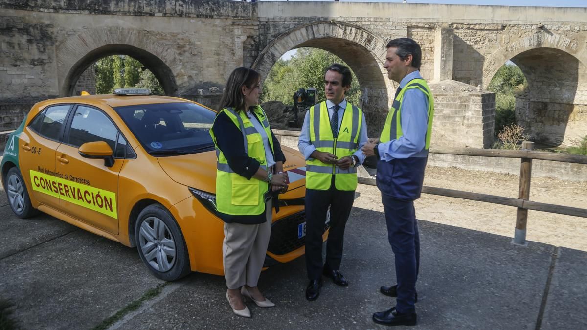 El consejero de Fomento y Movilidad de la Junta, Mario Muñoz-Atanet, y el alcalde de Córdoba, José María Bellido, visitan las obras bajo el puente romano_8