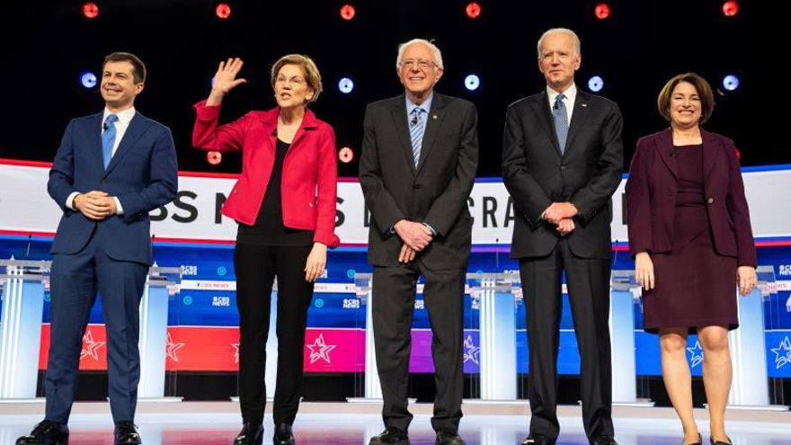 Los rivales de Sanders tratan de pararlo en el debate previo al Súper Martes