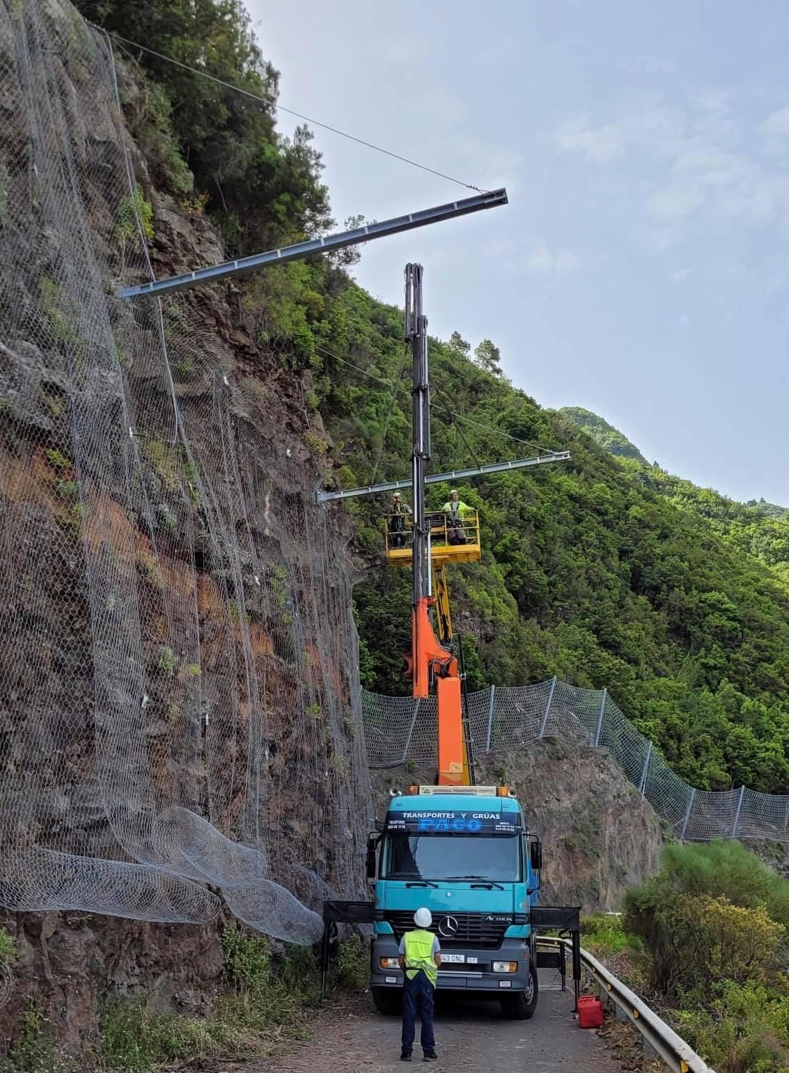 Colocación de las barreras dinámicas horizontales en la obra de emergencia la carretera de Gallegos (Barlovento).