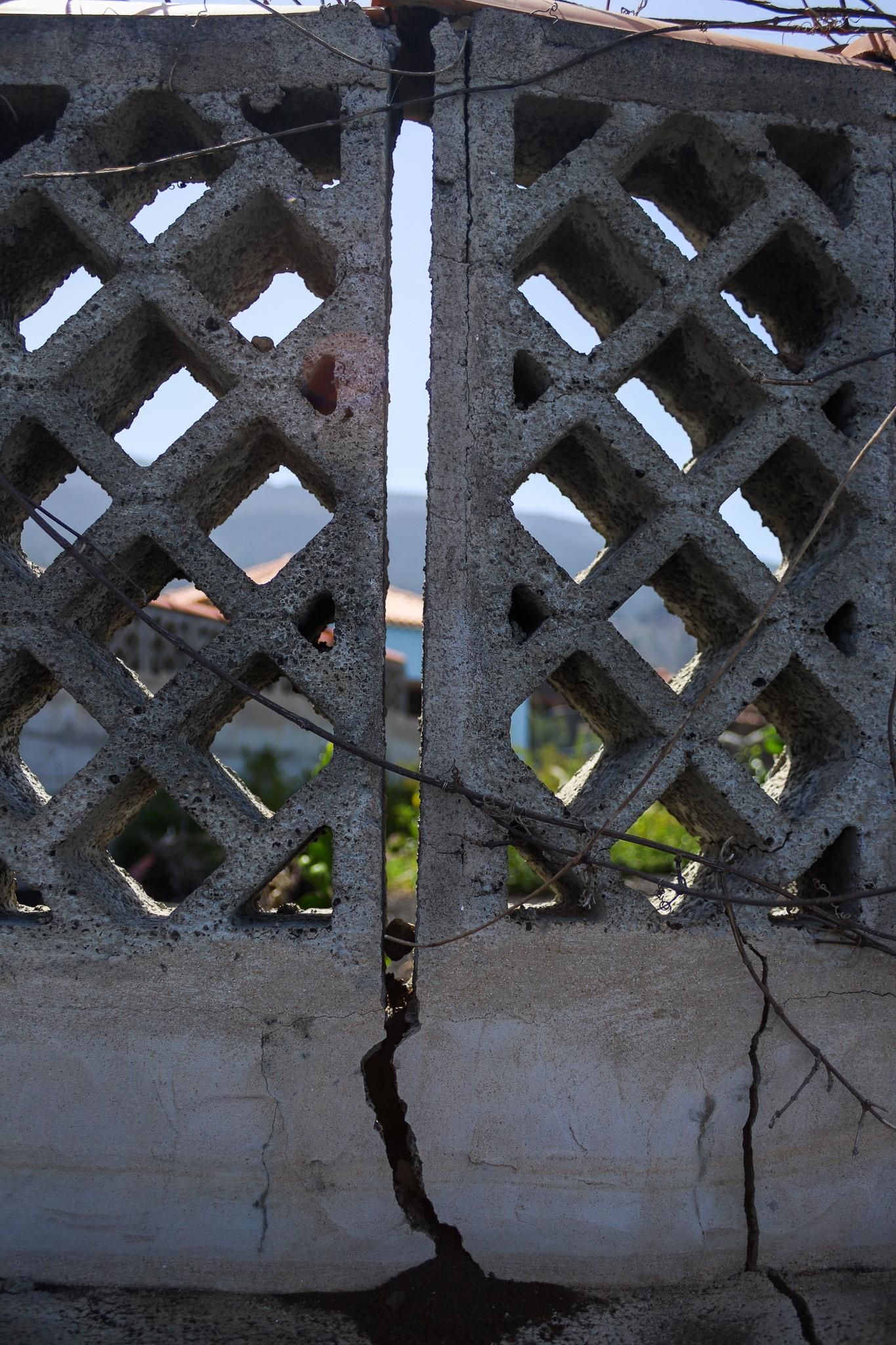 Portada afectada por gritas tras la erupción. LUIS G. MORERA/EFE