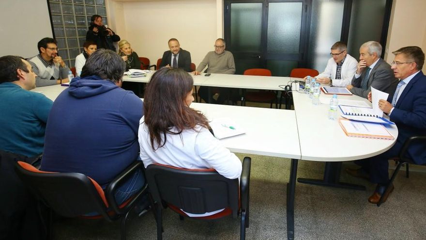 César Sánchez / ICAL El gerente regional de Salud, Rafael López (D) durante la reunión con los miembros de la Plataforma en Defensa de la Sanidad Pública.