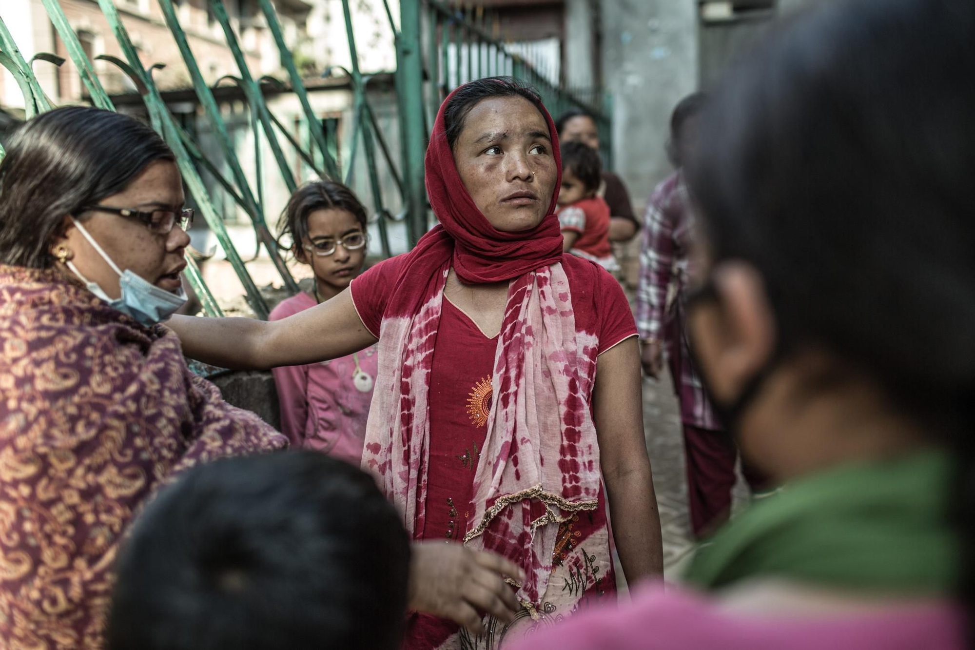Es la primera vez que Tika regresa a donde estaba su vivienda y al encuentro con sus vecinos que la daban por muerta junto a sus hijos./ Pablo Tosco (Oxfam Intermón).