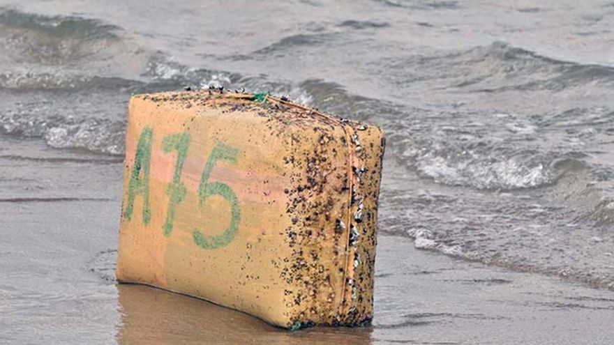 Aparece un fardo de droga flotando en la playa de Las Canteras