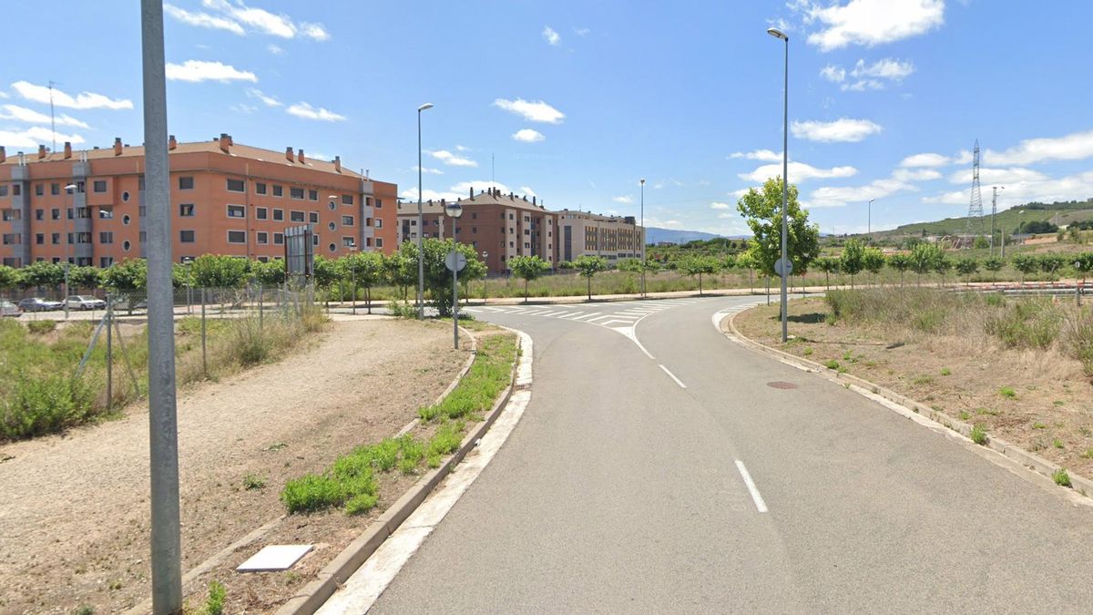 Un herido tras volcar un camión hormigonera en una rotonda de Lardero