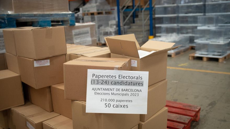Cajas con papeletas electorales para las próximas elecciones municipales del 28 de mayo en los talleres municipales, a 18 de mayo de 2023, en Barcelona, Catalunya (España).