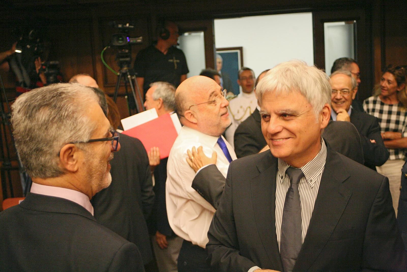 El actual consejero de Educación, José Miguel Pérez (d) y el rector de la Universidad de Las Palmas de Gran Canaria, José Regidor.  (ALEJANDRO RAMOS)