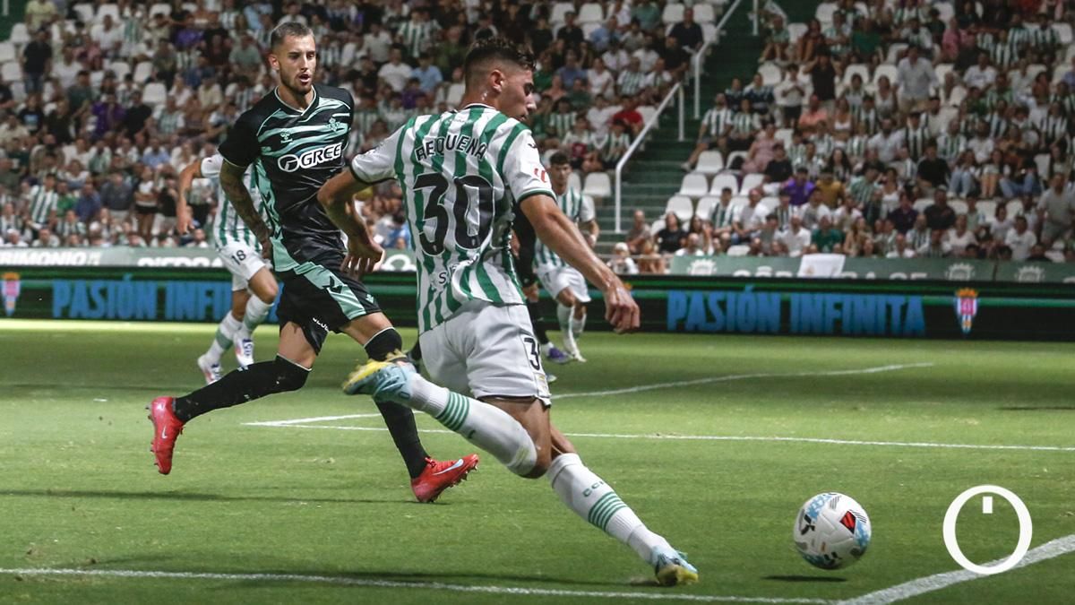 Requena golpea el balón en el Córdoba CF - Real Betis