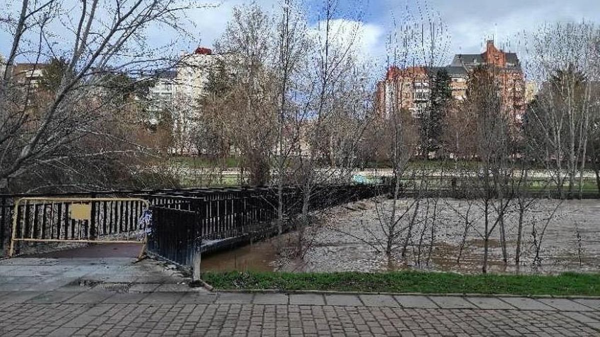 Las lluvias disparan el peligro en ríos de León: alerta roja en el Bernesga y múltiples cauces bajo vigilancia