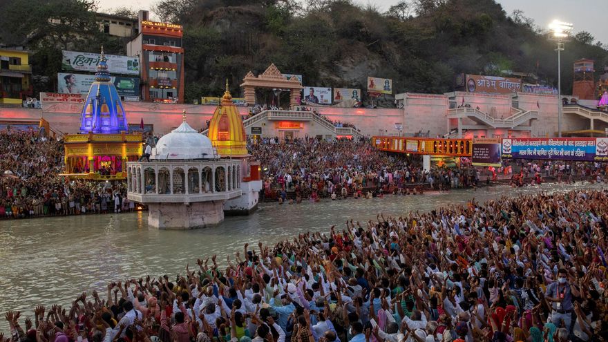 Celebración del Kumbh Mela, a la orillas del río Ganges, en medio de la propagación de la enfermedad del coronavirus (COVID-19), en Haridwar, India, el 11 de abril de 2021.