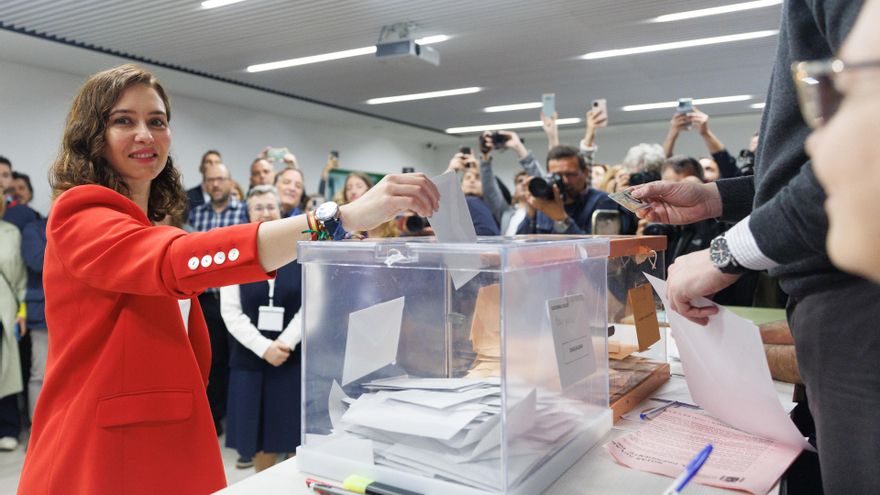 La presidenta de la Comunidad de Madrid, candidata a la reelección y presidenta del Partido Popular (PP) de Madrid, Isabel Díaz Ayuso,  ejerce su derecho al voto en el Colegio La Inmaculada-Marillac, a 28 de mayo de 2023
