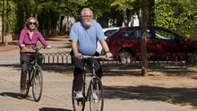 Micaela Domecq y Arias Cañete pasean en bicicleta por Jerez de la Frontera en mayo de 2014. EFE