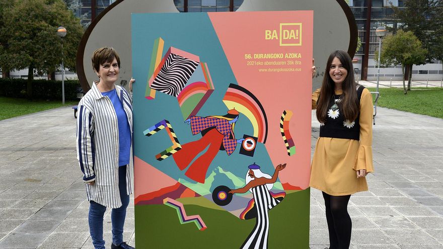 Leire Urbeltz junto a su cartel para la 56 edición de la Feria de Durango
