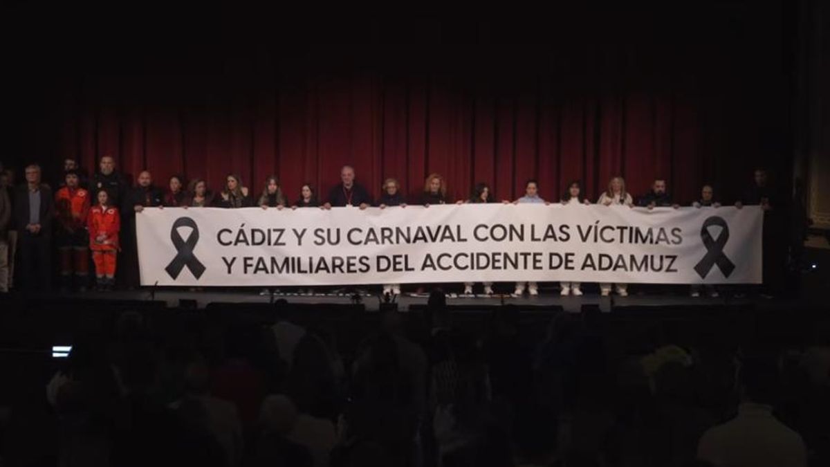 El Concurso de Carnaval de Cádiz recuerda a las víctimas de Adamuz en la primera sesión tras el accidente
