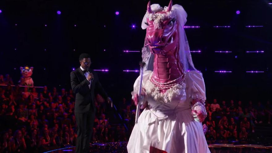 'Mask Singer USA' desenmascara a una de las mayores estrellas de la lucha libre, vestido de "Novia"