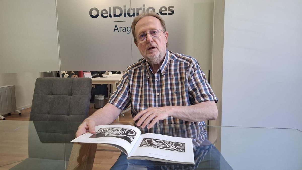 El galerista retirado Mariano Santander, con un catálogo de los grabados de Víctor Mira que donó a Fuendetodos.