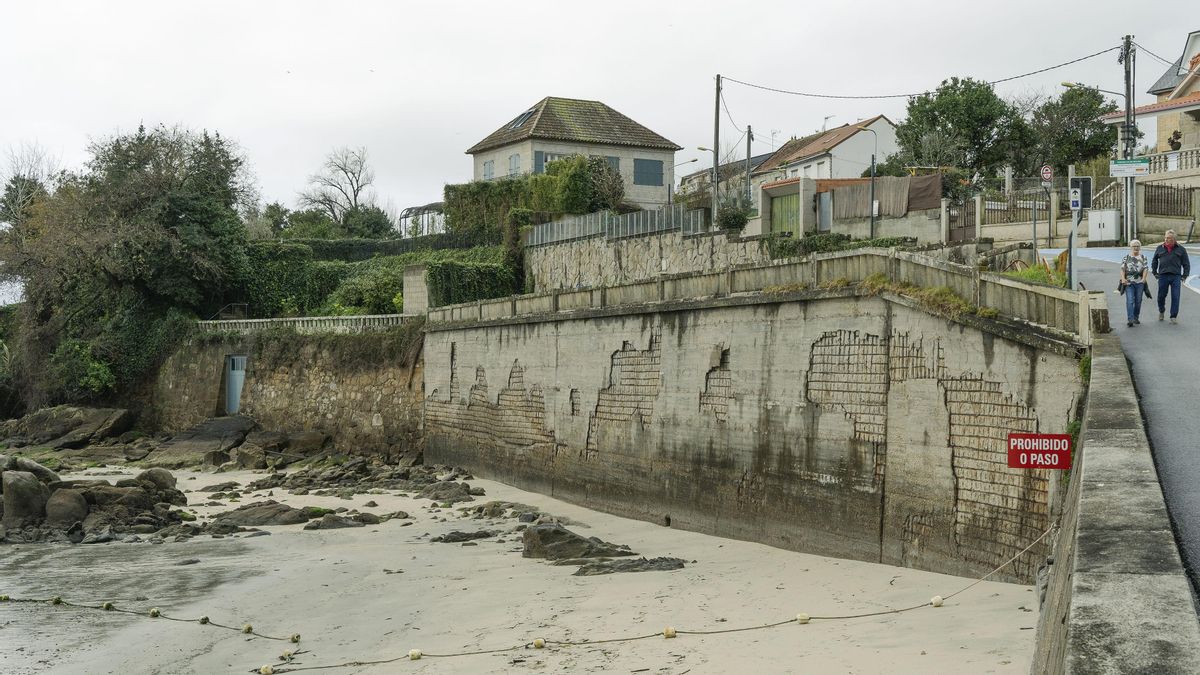 Sign of prohibited the passage and eighths under the promenade cut by the closing wall of the villa